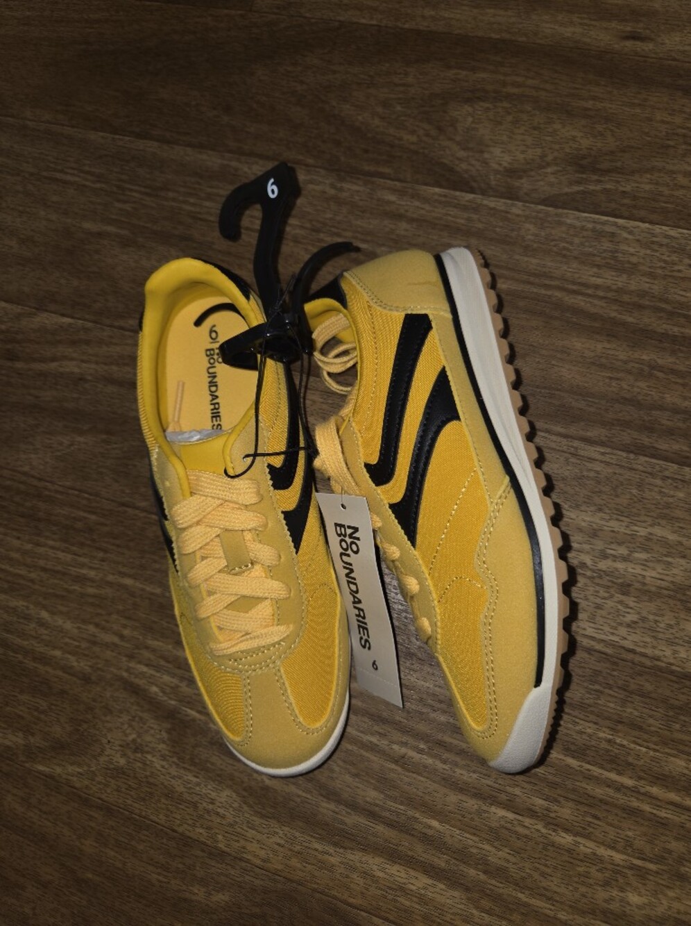 No Boundaries Men's Yellow and Black Retro Style Sneakers